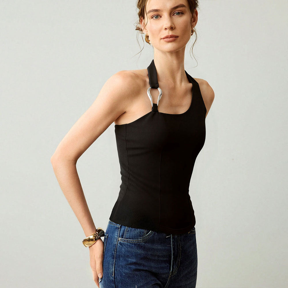 Kvinnors off-shoulder topp med stilren halterdesign och elegant metalldetalj Mirla-Eva Jonsson