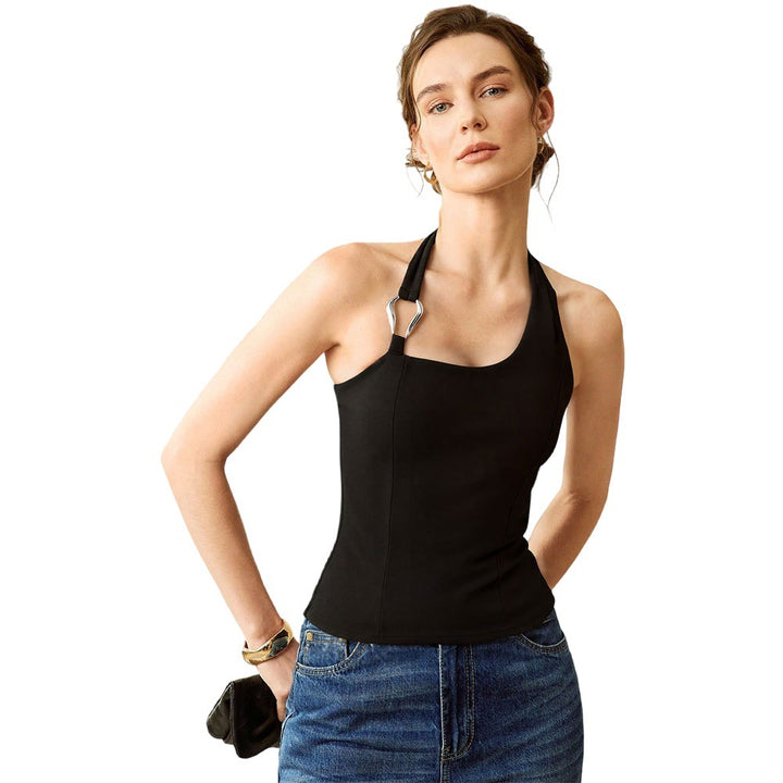 Kvinnors off-shoulder topp med stilren halterdesign och elegant metalldetalj Mirla-Eva Jonsson