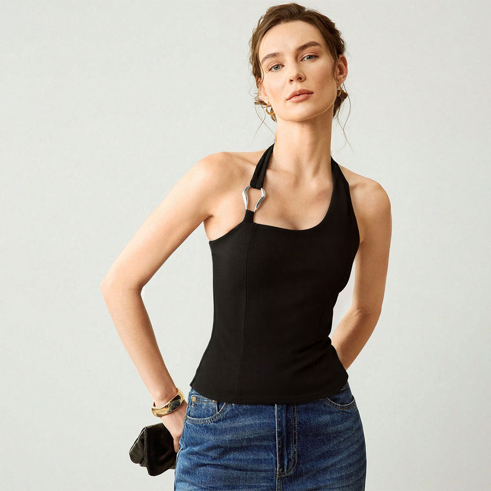 Kvinnors off-shoulder topp med stilren halterdesign och elegant metalldetalj Mirla-Eva Jonsson