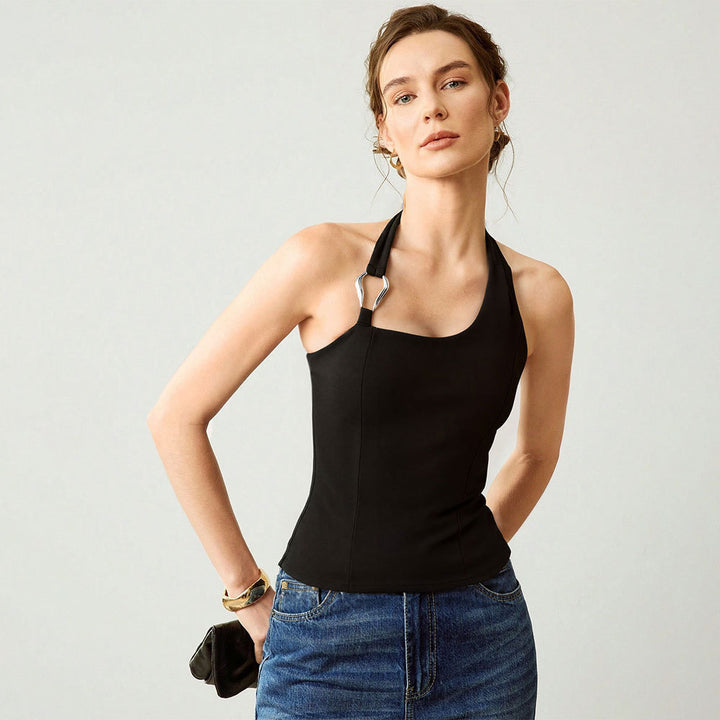 Kvinnors off-shoulder topp med stilren halterdesign och elegant metalldetalj Mirla-Eva Jonsson