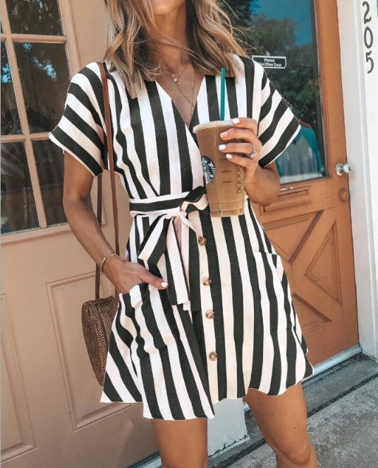 Kvinnors omlottklänning i modern randig look med praktisk knappslå och midjebälte Eva Jonsson-Eva Jonsson