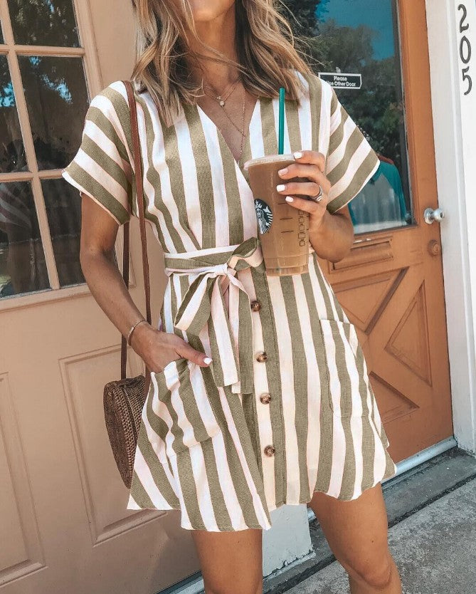 Kvinnors omlottklänning i modern randig look med praktisk knappslå och midjebälte Eva Jonsson-Eva Jonsson