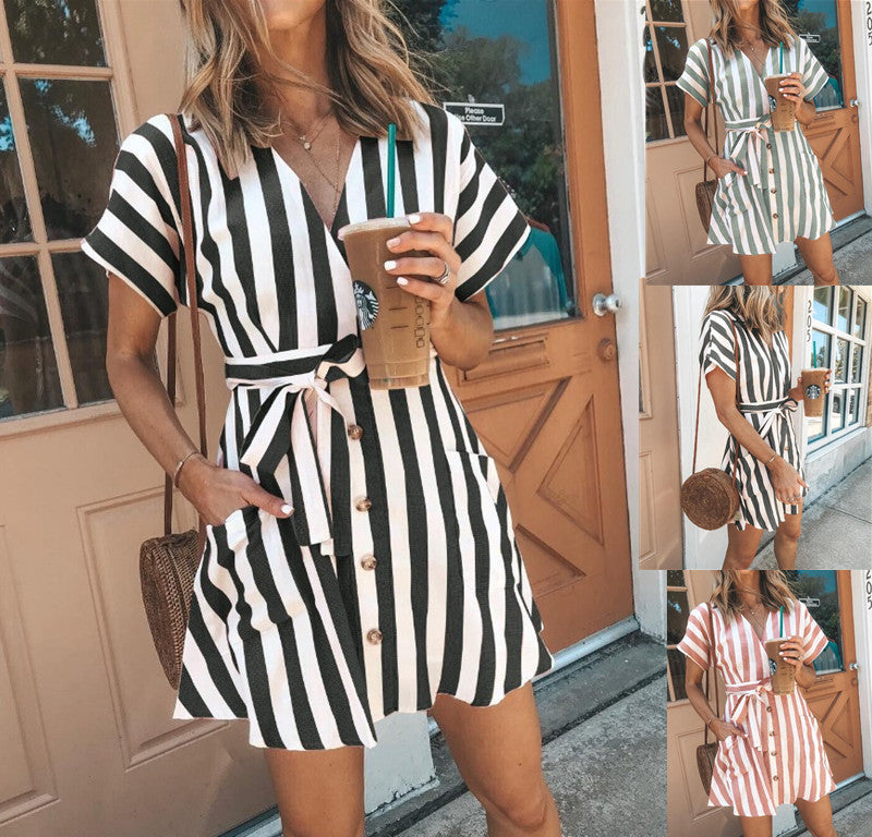 Kvinnors omlottklänning i modern randig look med praktisk knappslå och midjebälte Eva Jonsson-Eva Jonsson