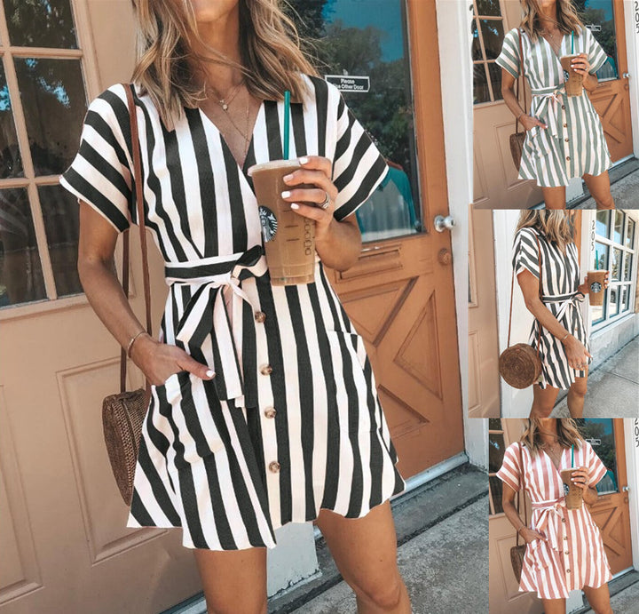 Kvinnors omlottklänning i modern randig look med praktisk knappslå och midjebälte Eva Jonsson-Eva Jonsson