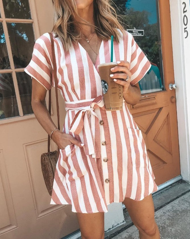 Kvinnors omlottklänning i modern randig look med praktisk knappslå och midjebälte Eva Jonsson-Eva Jonsson