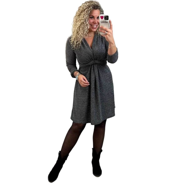 Kvinnors omlottklänning med eleganta volangdetaljer och skräddarsydd passform Mirla-Eva Jonsson