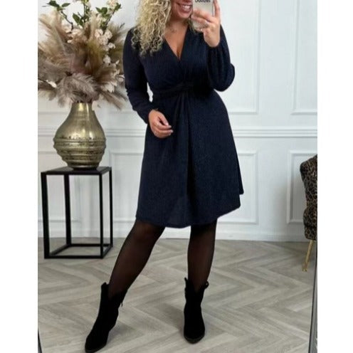 Kvinnors omlottklänning med eleganta volangdetaljer och skräddarsydd passform Mirla-Eva Jonsson