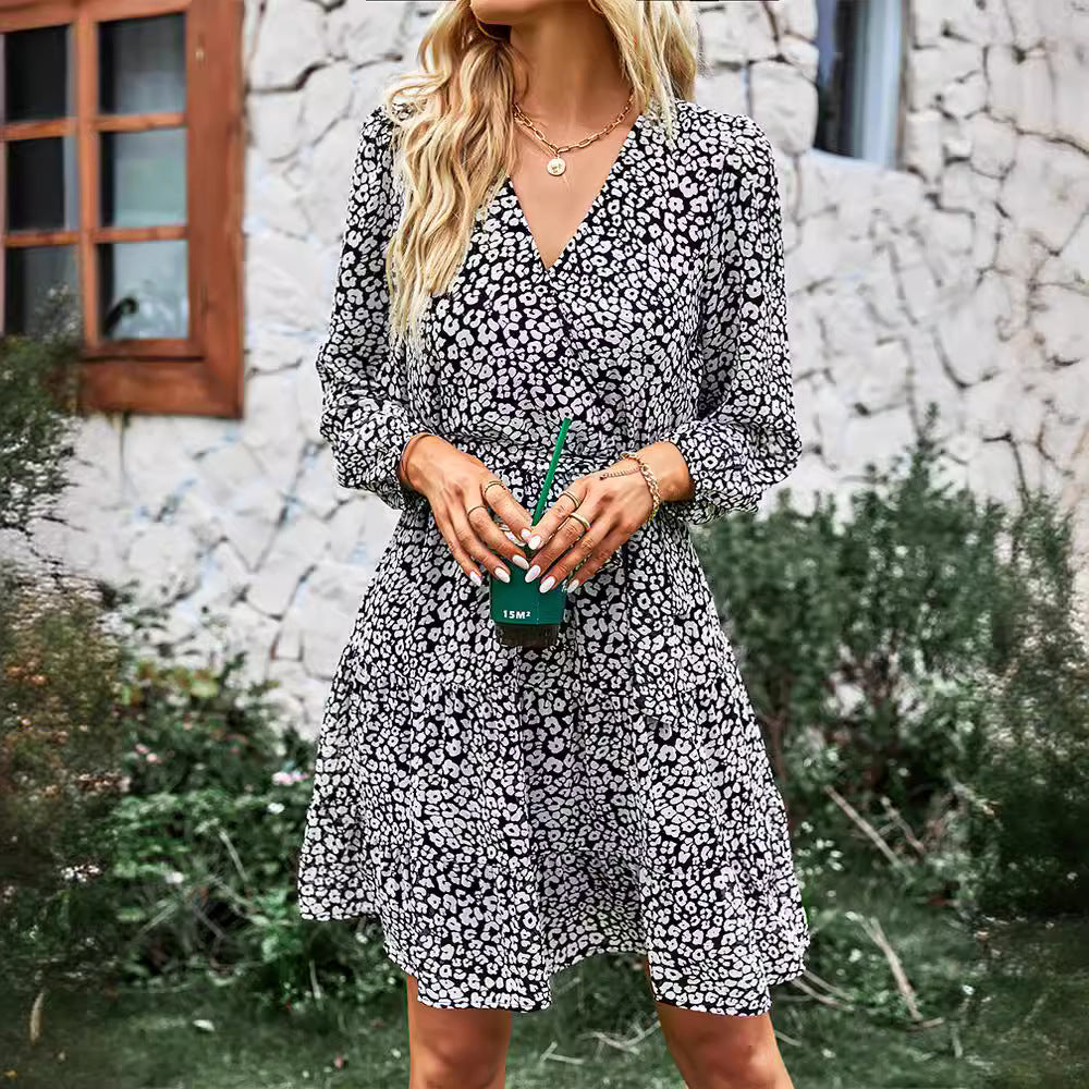 Kvinnors omslagklänning med eleganta knutdetaljer och långa ärmar Mirla-Eva Jonsson