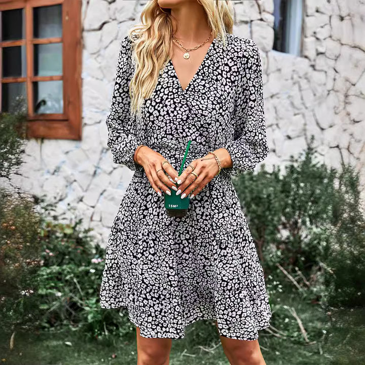 Kvinnors omslagklänning med eleganta knutdetaljer och långa ärmar Mirla-Eva Jonsson