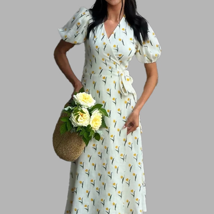Kvinnors omslagklänning med voluminösa puffärmar och blommiga utsmyckningar Mirla-Eva Jonsson