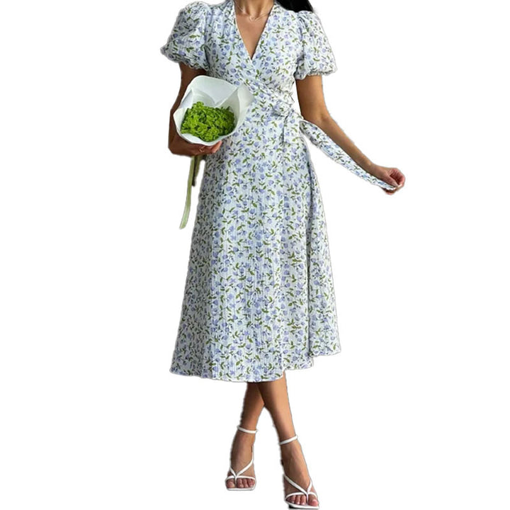 Kvinnors omslagklänning med voluminösa puffärmar och blommiga utsmyckningar Mirla-Eva Jonsson