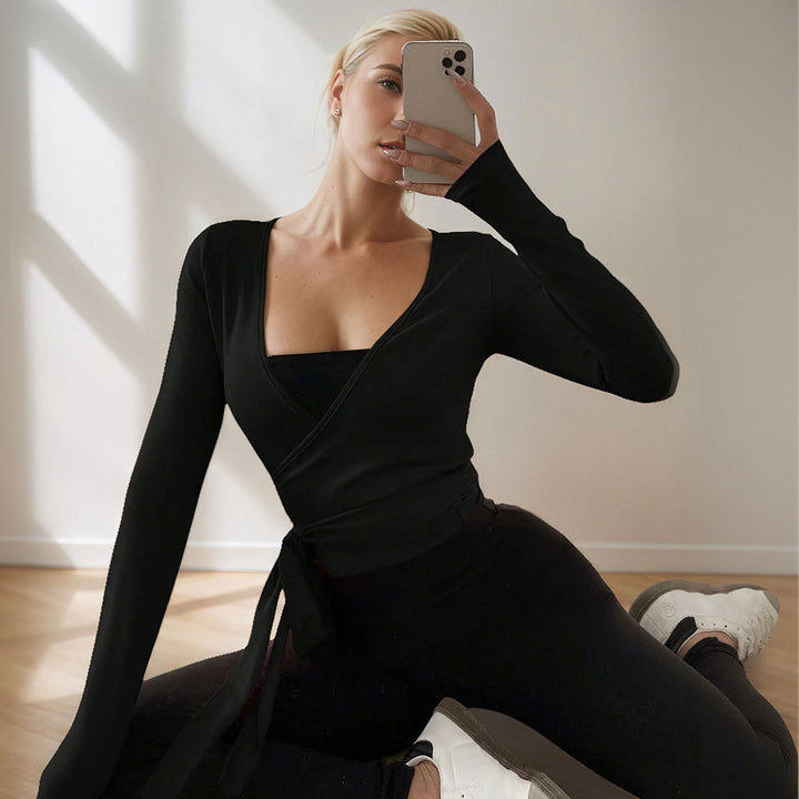 Kvinnors omslagsblus med elegant drapering och långa ärmar Mirla-Eva Jonsson