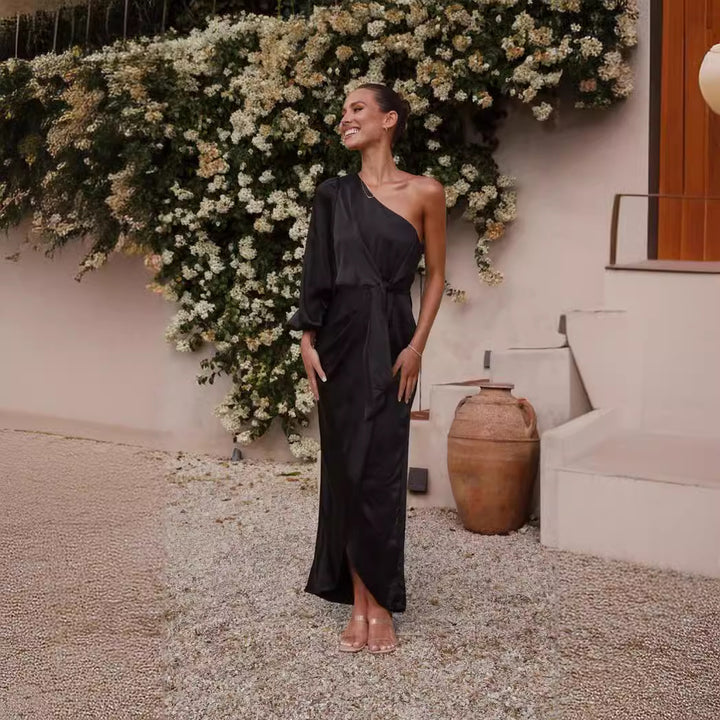Kvinnors omslagsklänning med asymmetrisk design och elegant midjebälte Mirla-Eva Jonsson