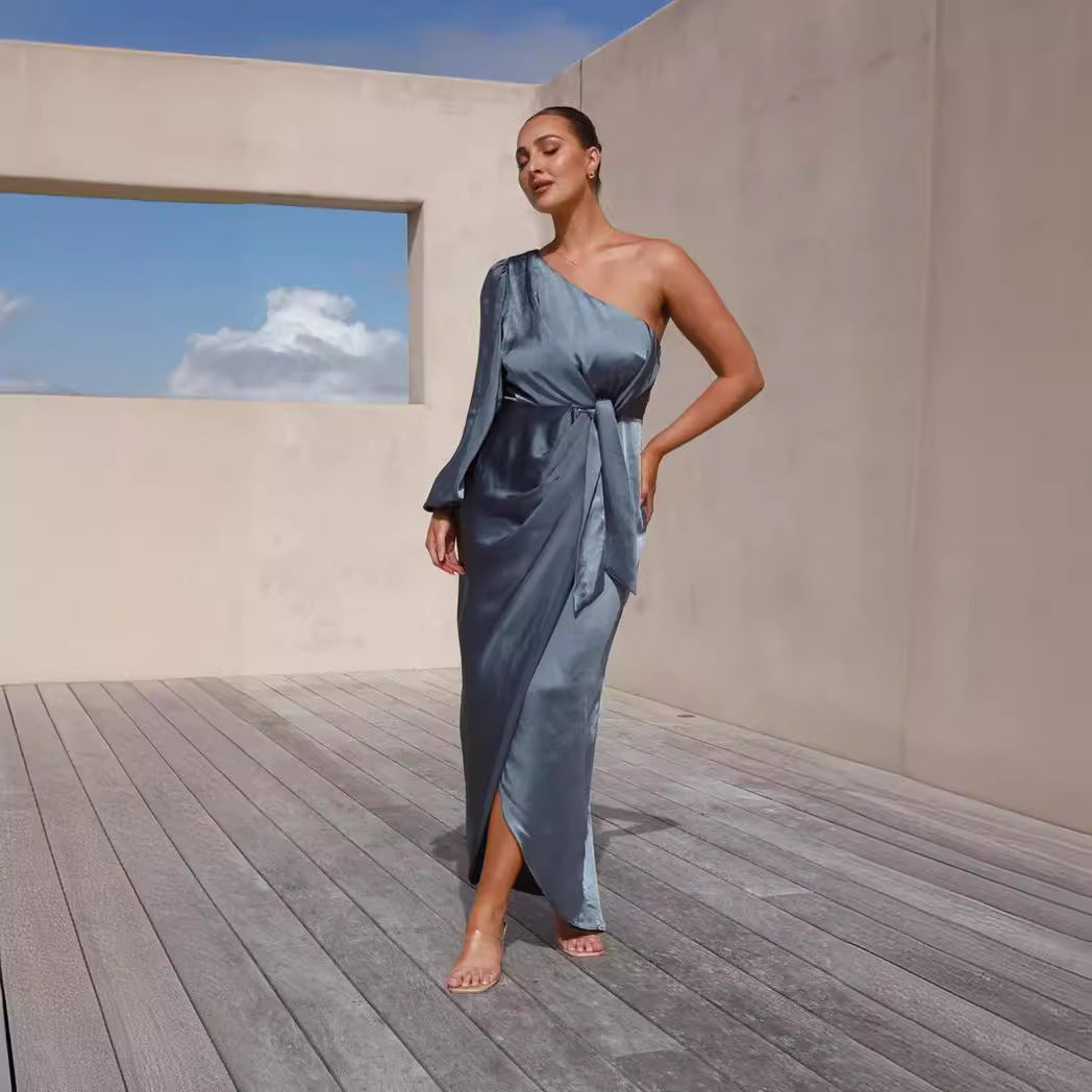 Kvinnors omslagsklänning med asymmetrisk design och elegant midjebälte Mirla-Eva Jonsson