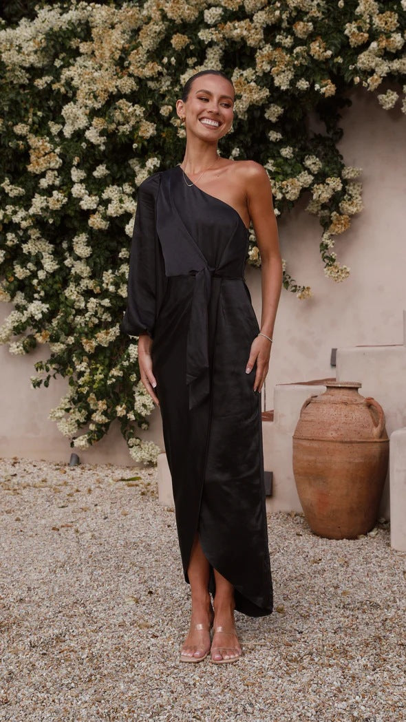 Kvinnors omslagsklänning med asymmetrisk design och elegant midjebälte Mirla-Eva Jonsson