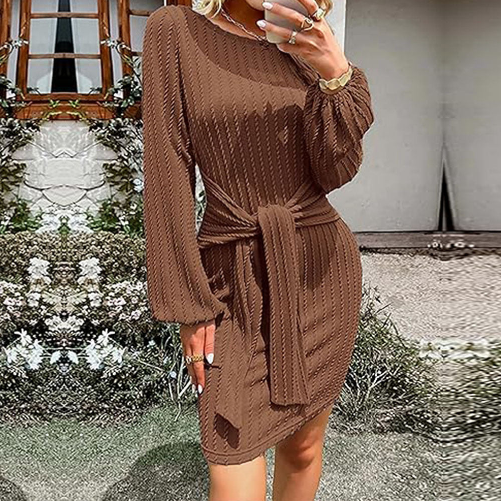 Kvinnors omslagsklänning med texturerad tyg och eleganta volangdetaljer Mirla-Eva Jonsson
