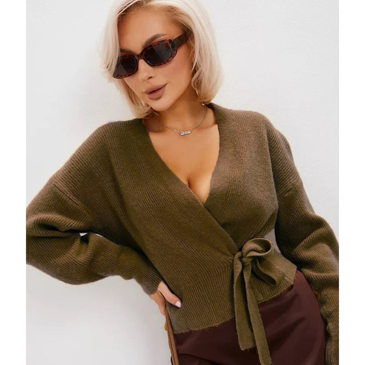 Kvinnors omslagskofta gjord av mjuk stickad med en elegant V-hals och knytbälte Mirla-Eva Jonsson
