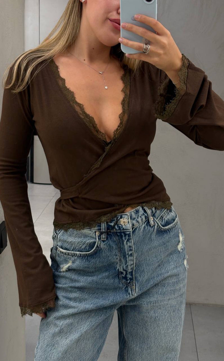 Kvinnors omslagstopp med elegant spetsdetalj Mirla-Eva Jonsson