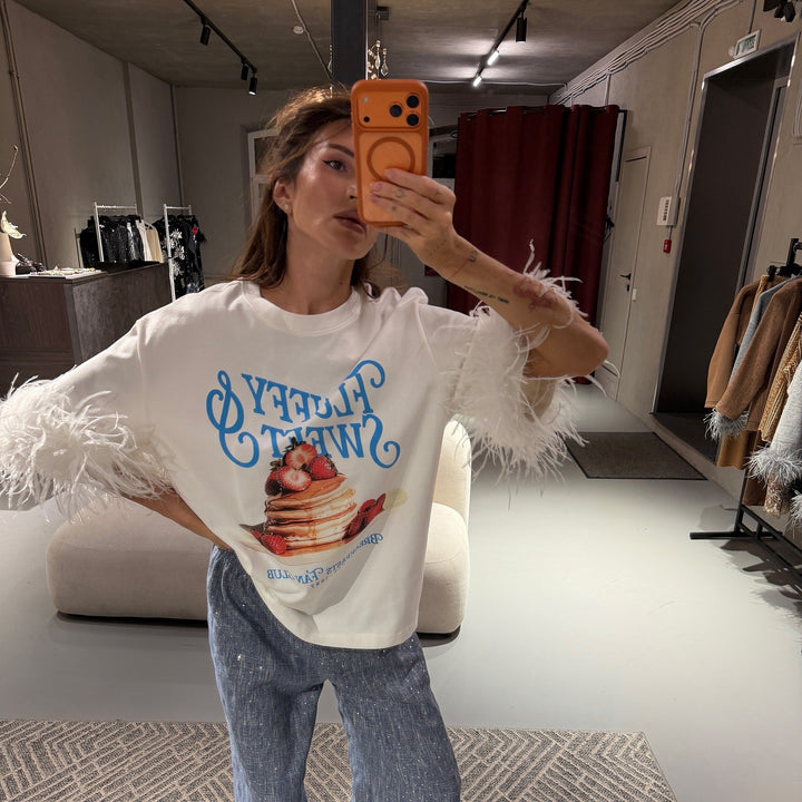 Kvinnors överdimensionerad sweatshirt med iögonfallande fjäderärmar Mirla-Eva Jonsson