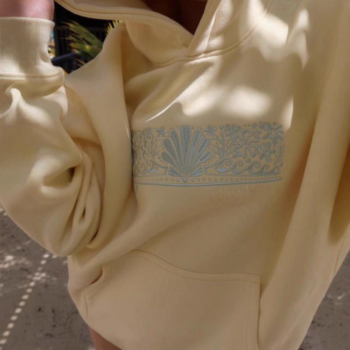 Kvinnors överdimensionerade hoodie med kreativa grafiska mönster och bekväm passform Mirla-Eva Jonsson