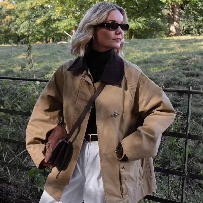 Kvinnors övergångsjacka med en chic ståkrage och praktiska fickor Mirla-Eva Jonsson