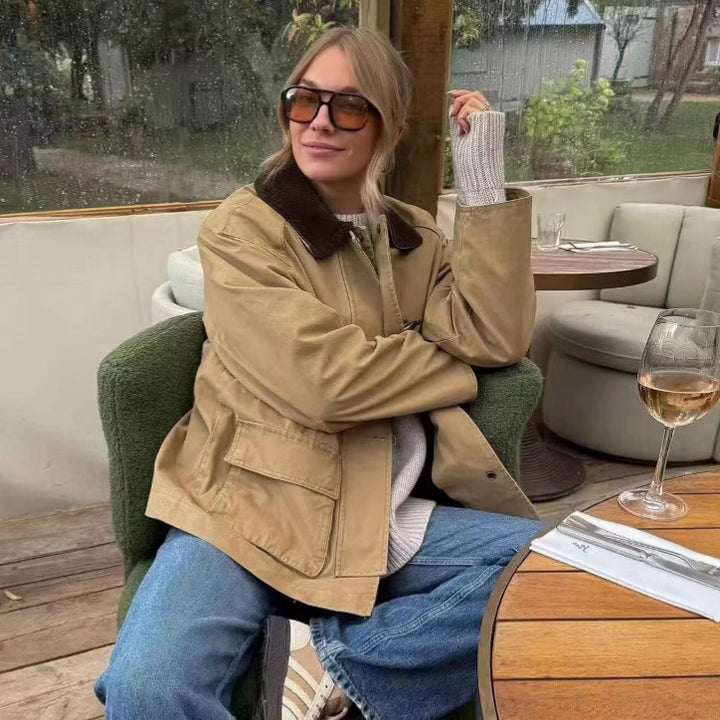 Kvinnors övergångsjacka med en chic ståkrage och praktiska fickor Mirla-Eva Jonsson