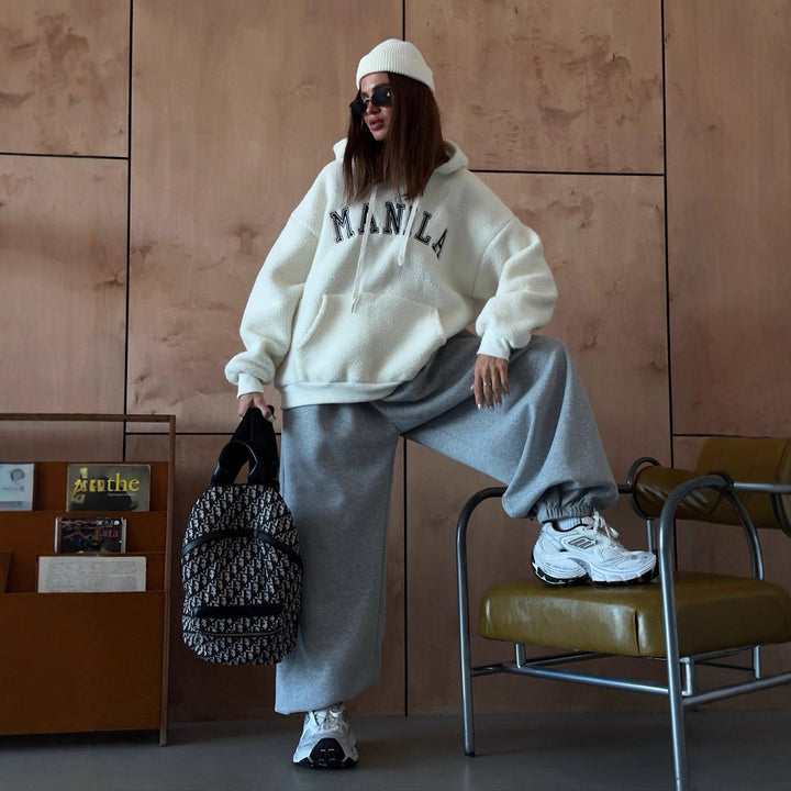 Kvinnors oversize fleece hoodie med broderad logotyp Mirla-Eva Jonsson