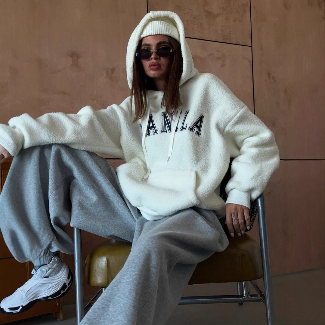 Kvinnors oversize fleece hoodie med broderad logotyp Mirla-Eva Jonsson