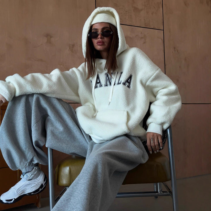 Kvinnors oversize fleece hoodie med broderad logotyp Mirla-Eva Jonsson