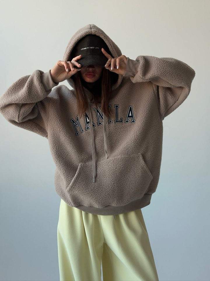 Kvinnors oversize fleece hoodie med broderad logotyp Mirla-Eva Jonsson