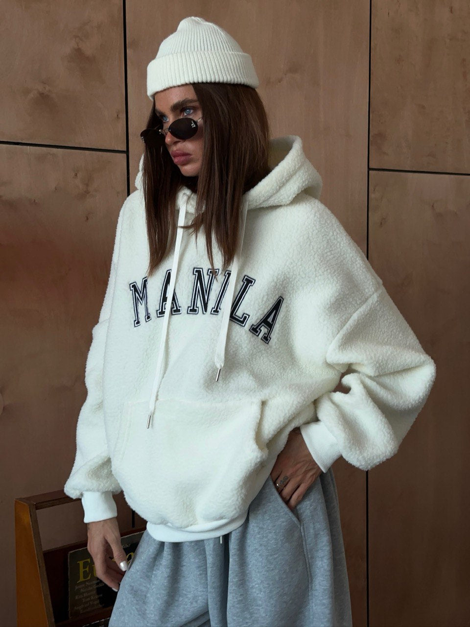 Kvinnors oversize fleece hoodie med broderad logotyp Mirla-Eva Jonsson