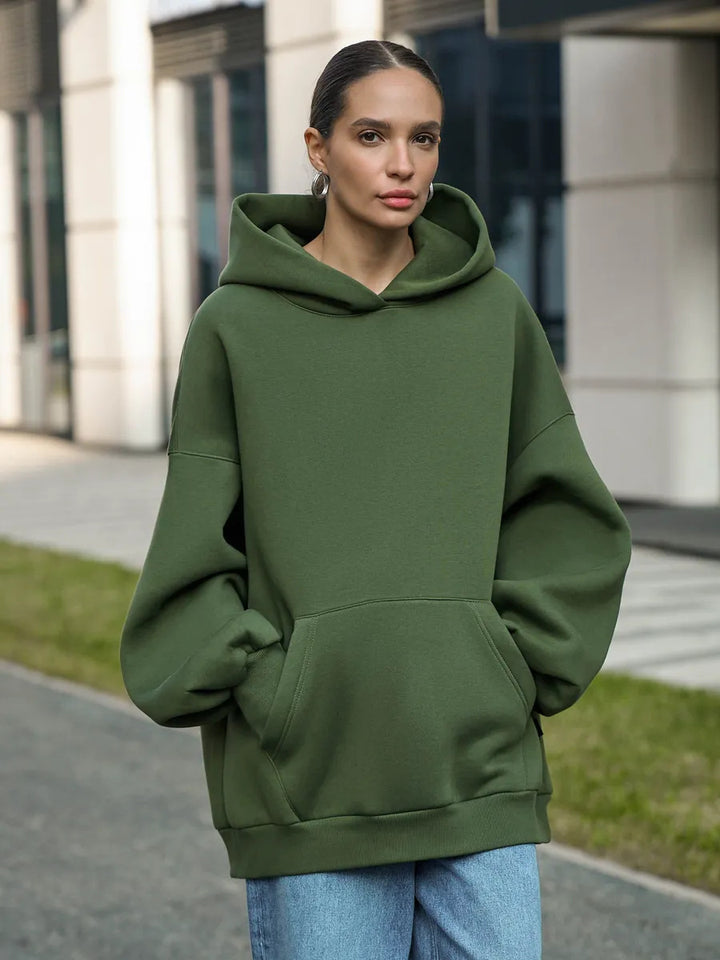 Kvinnors oversize hoodie med voluminösa ärmar och integrerad känguruficka Mirla-Eva Jonsson
