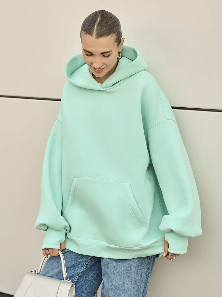 Kvinnors oversize hoodie med voluminösa ärmar och integrerad känguruficka Mirla-Eva Jonsson