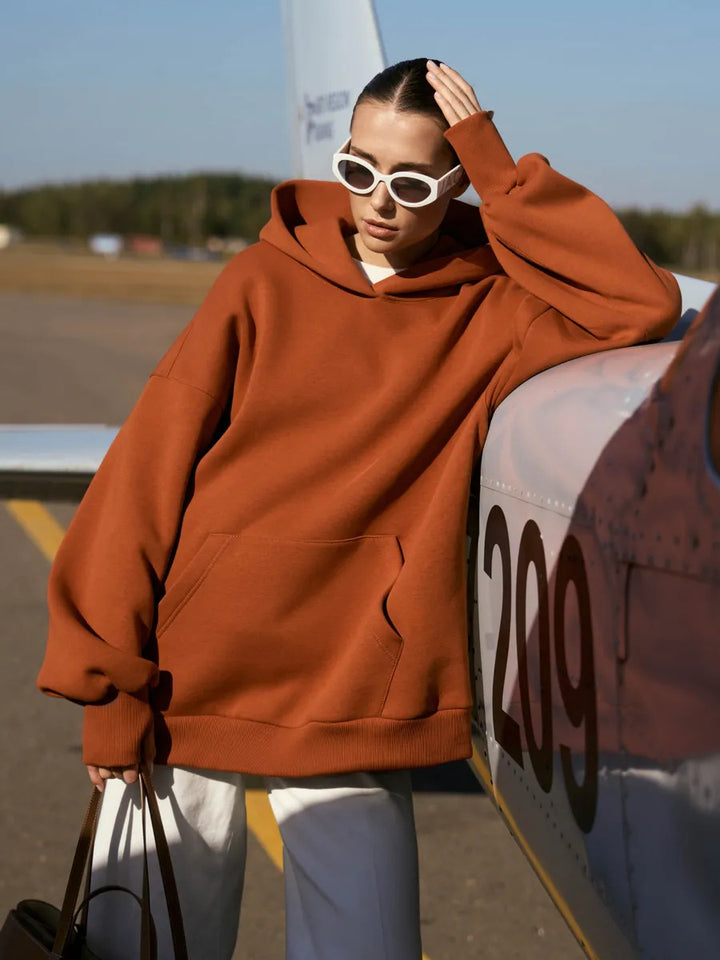 Kvinnors oversize hoodie med voluminösa ärmar och integrerad känguruficka Mirla-Eva Jonsson