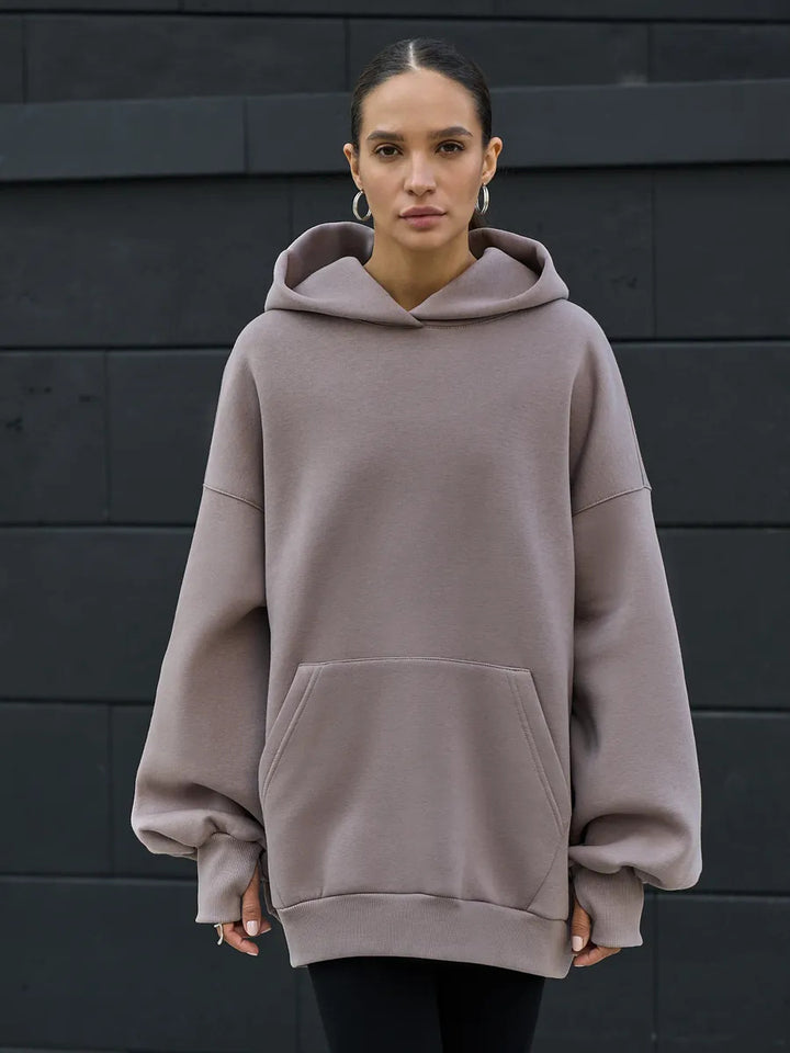 Kvinnors oversize hoodie med voluminösa ärmar och integrerad känguruficka Mirla-Eva Jonsson