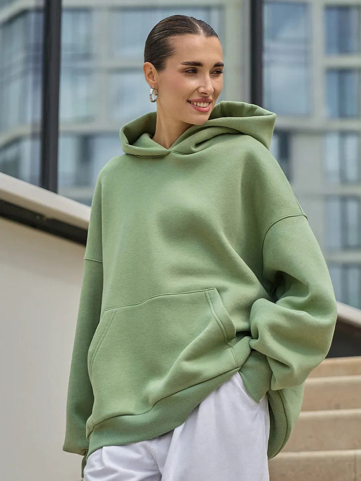 Kvinnors oversize hoodie med voluminösa ärmar och integrerad känguruficka Mirla-Eva Jonsson