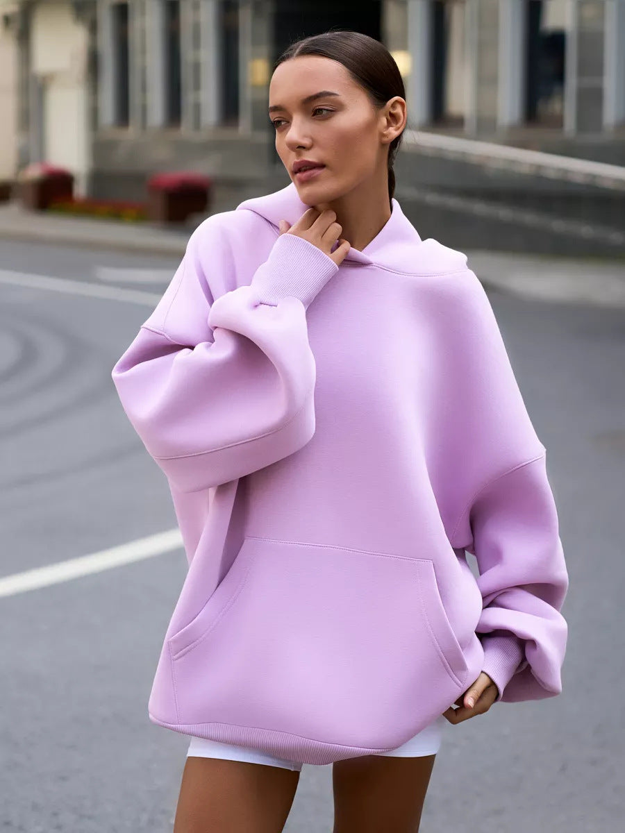 Kvinnors oversize hoodie med voluminösa ärmar och integrerad känguruficka Mirla-Eva Jonsson