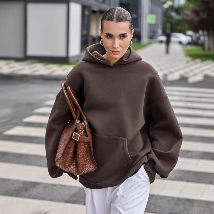 Kvinnors oversize hoodie med voluminösa ärmar och integrerad känguruficka Mirla-Eva Jonsson