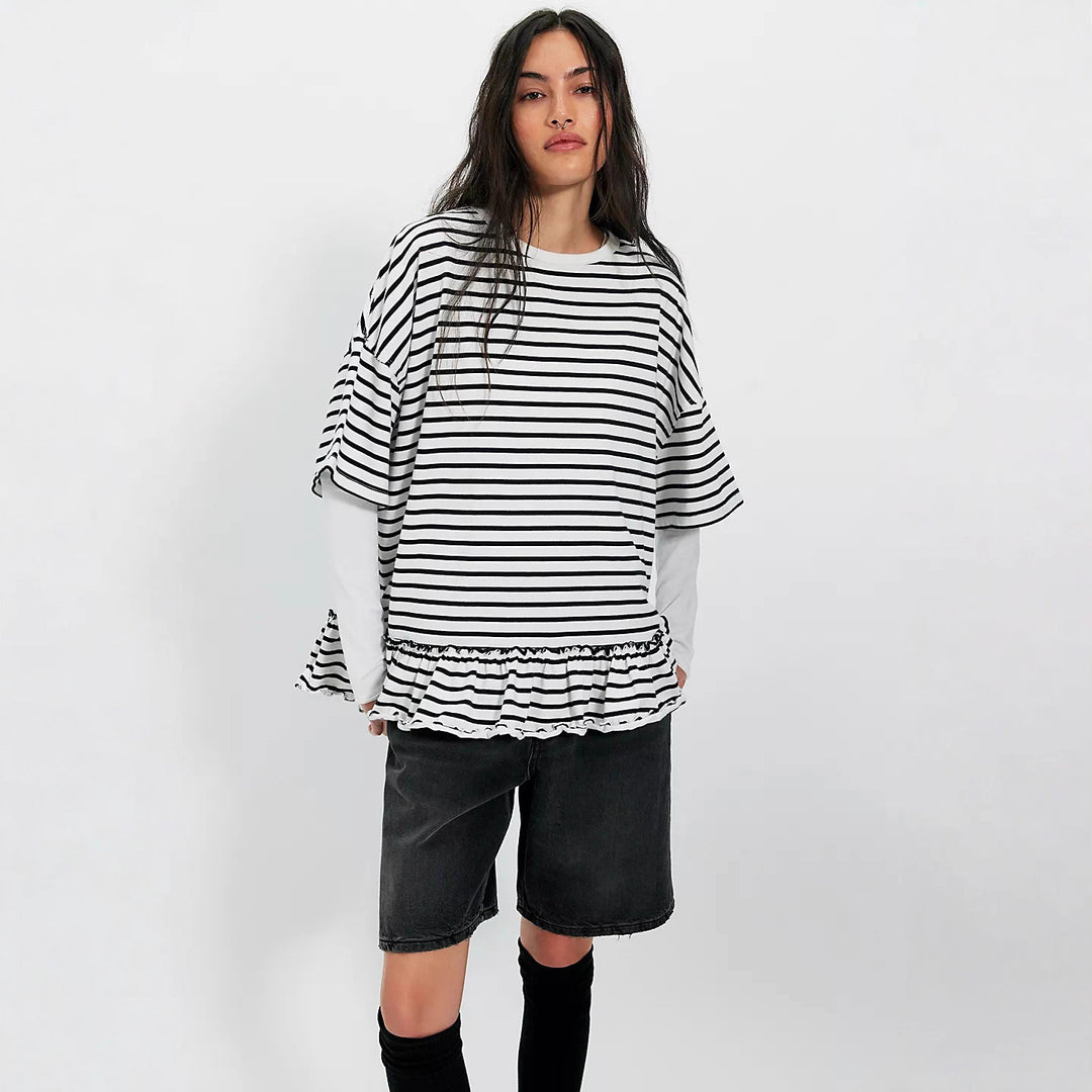 Kvinnors oversize randig T-shirt med volangdetalj Mirla-Eva Jonsson