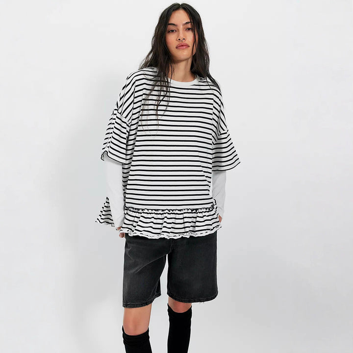 Kvinnors oversize randig T-shirt med volangdetalj Mirla-Eva Jonsson