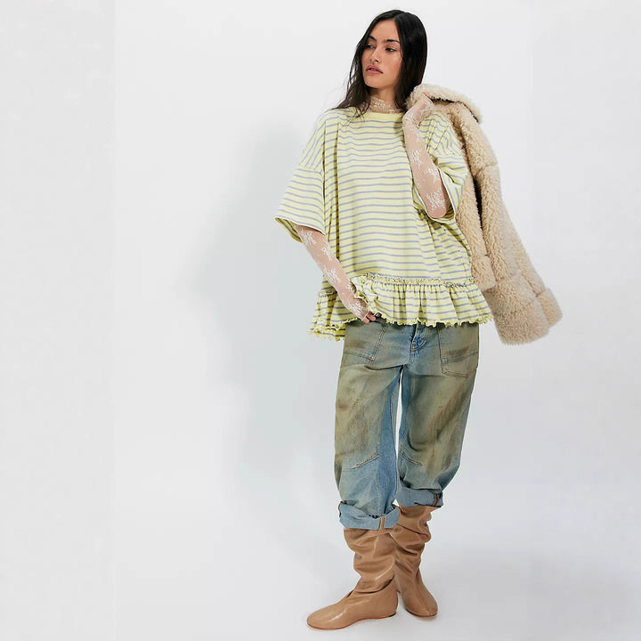 Kvinnors oversize randig T-shirt med volangdetalj Mirla-Eva Jonsson