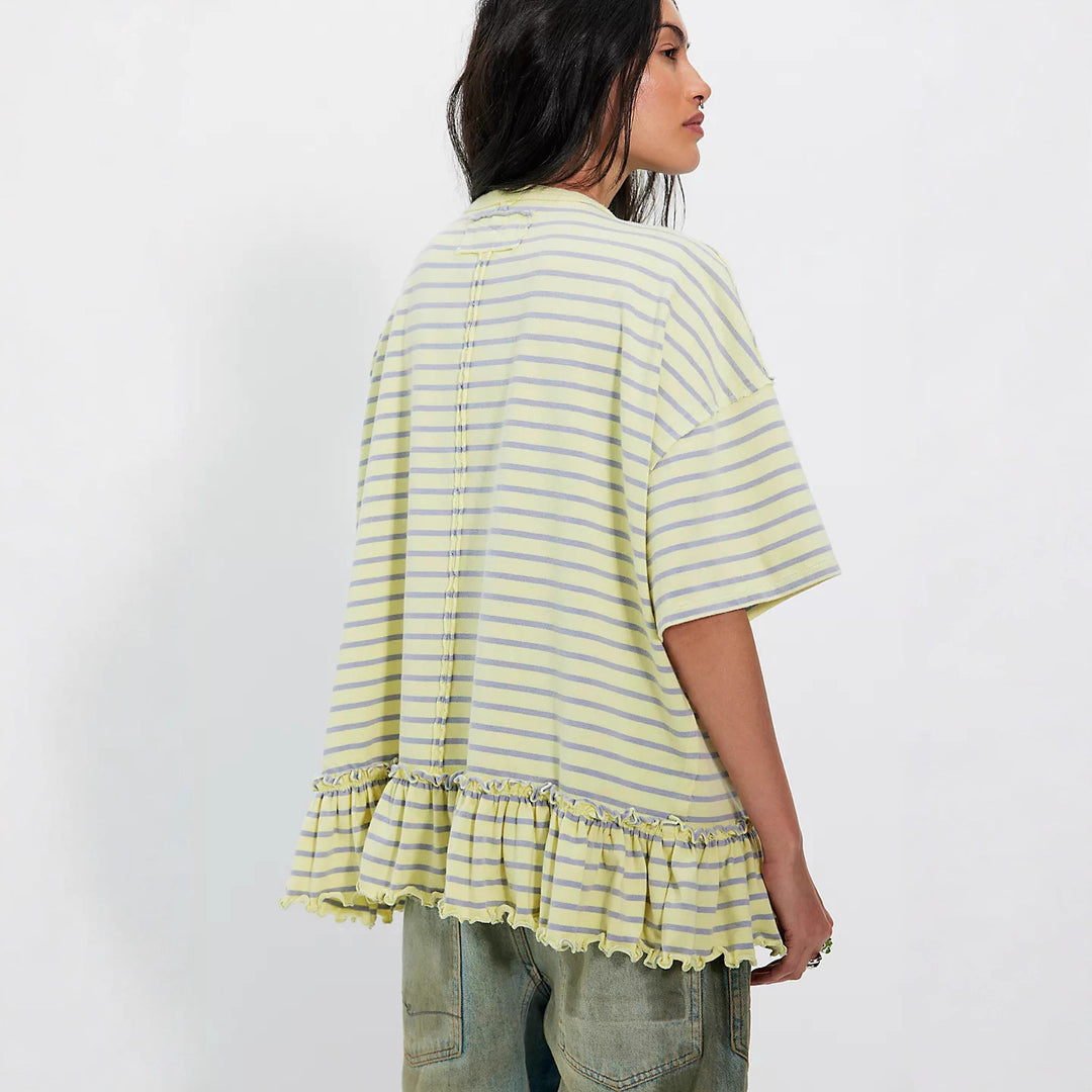 Kvinnors oversize randig T-shirt med volangdetalj Mirla-Eva Jonsson