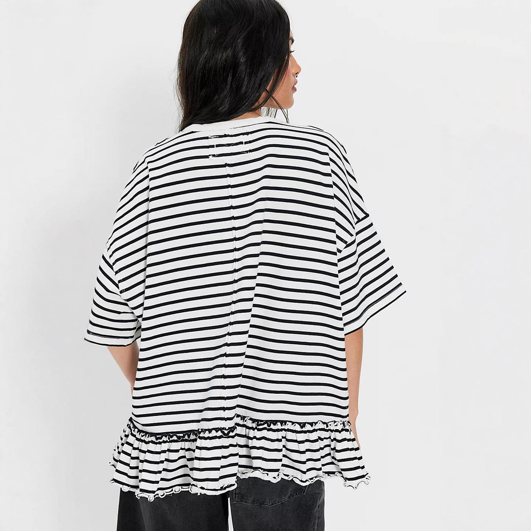 Kvinnors oversize randig T-shirt med volangdetalj Mirla-Eva Jonsson