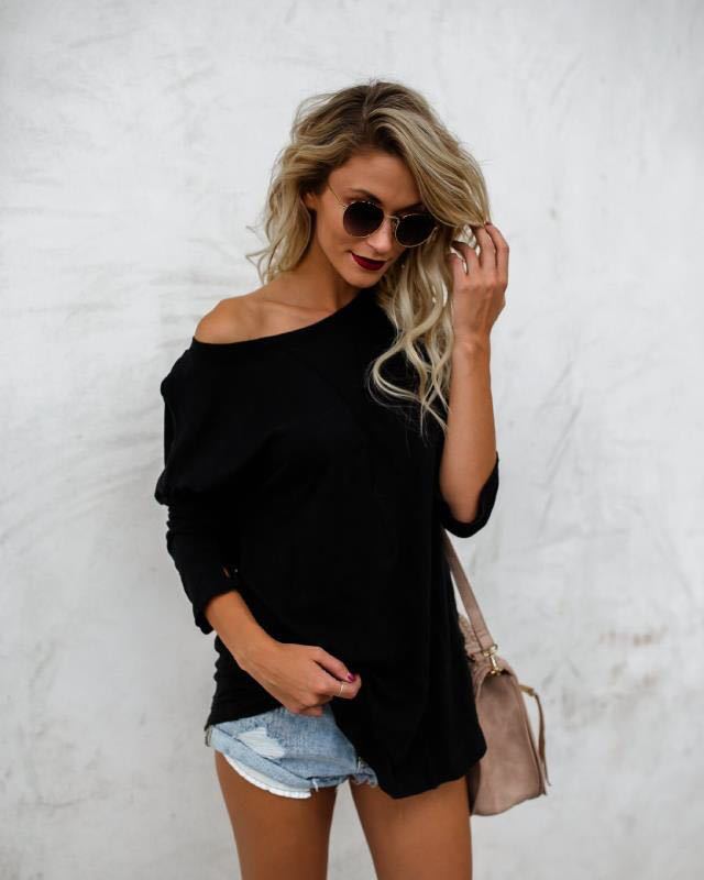 Kvinnors oversized T-shirt med asymmetrisk skärning och avslappnad design Mirla-Eva Jonsson