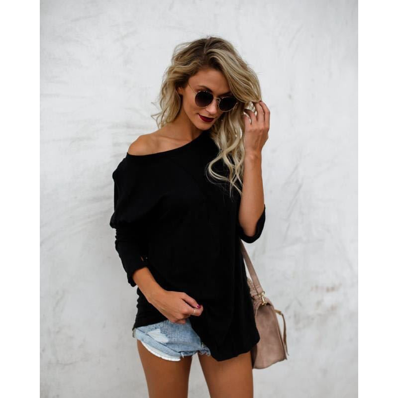 Kvinnors oversized T-shirt med asymmetrisk skärning och avslappnad design Mirla-Eva Jonsson