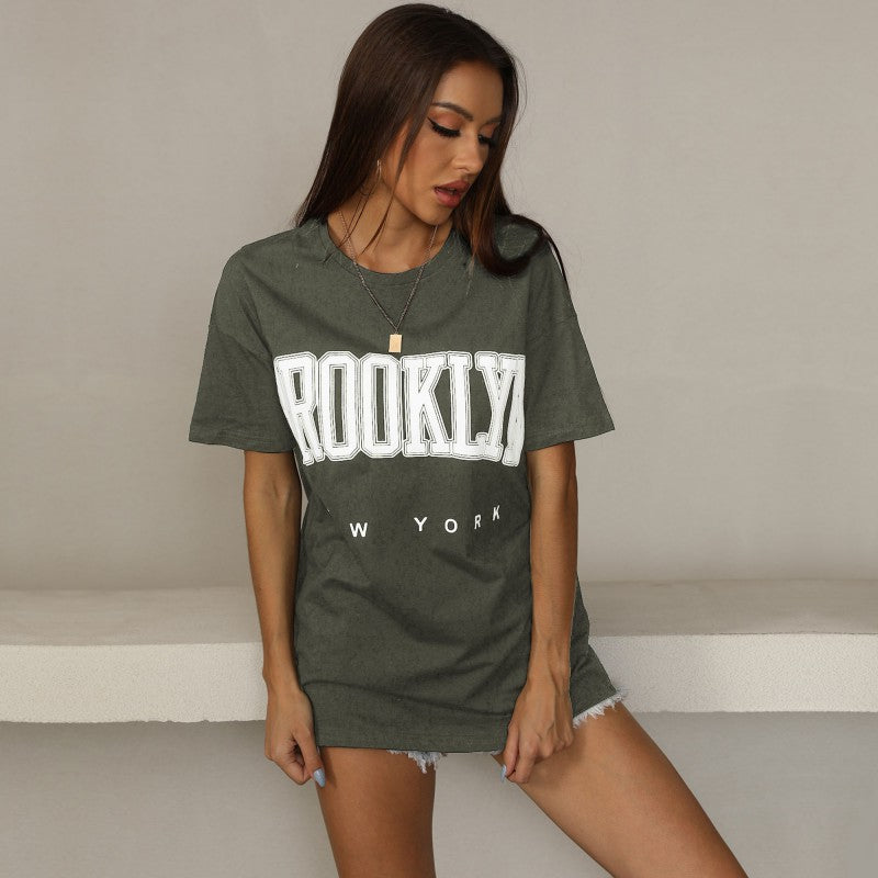 Kvinnors oversized T-shirt med trendig Brooklyn-tryck Mirla-Eva Jonsson