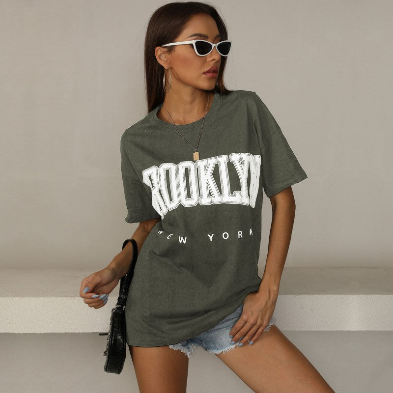 Kvinnors oversized T-shirt med trendig Brooklyn-tryck Mirla-Eva Jonsson