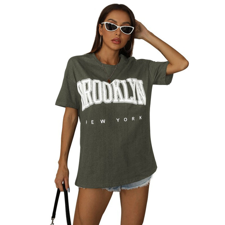 Kvinnors oversized T-shirt med trendig Brooklyn-tryck Mirla-Eva Jonsson