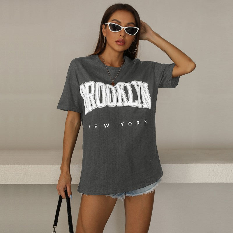 Kvinnors oversized T-shirt med trendig Brooklyn-tryck Mirla-Eva Jonsson