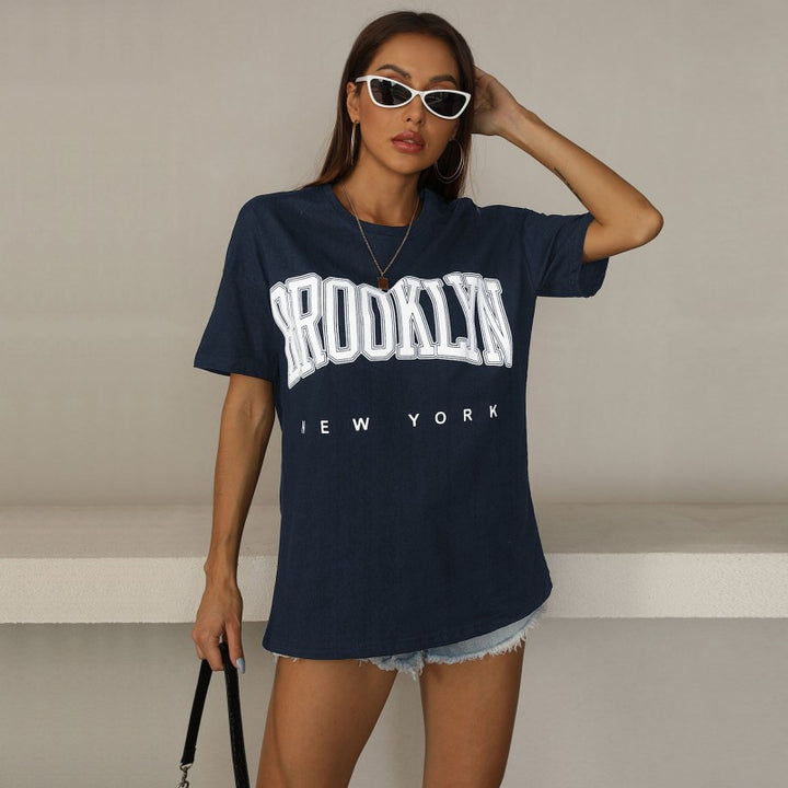 Kvinnors oversized T-shirt med trendig Brooklyn-tryck Mirla-Eva Jonsson